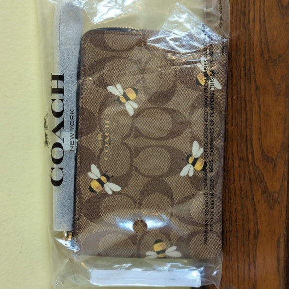 Coach Handbags - Nwt Coach bee corner zip wristlet